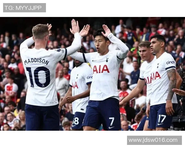 萨卡在欧联杯中梅开二度助球队晋级展现出色状态与实力