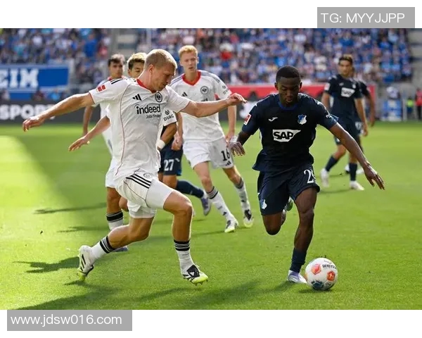 奥格斯堡客场战平法兰克福，保持稳定表现继续领跑德甲联赛