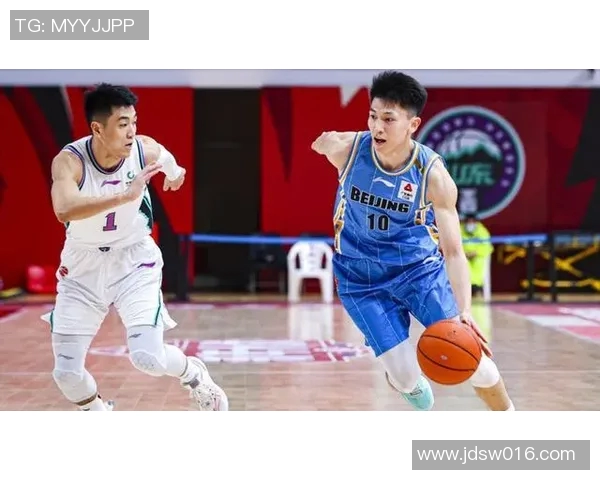 蒋光太成功抢断展现出色防守能力助力球队反击逆转局势 蒋光太成功抢断展现出色防守能力助力球队反击逆转局势